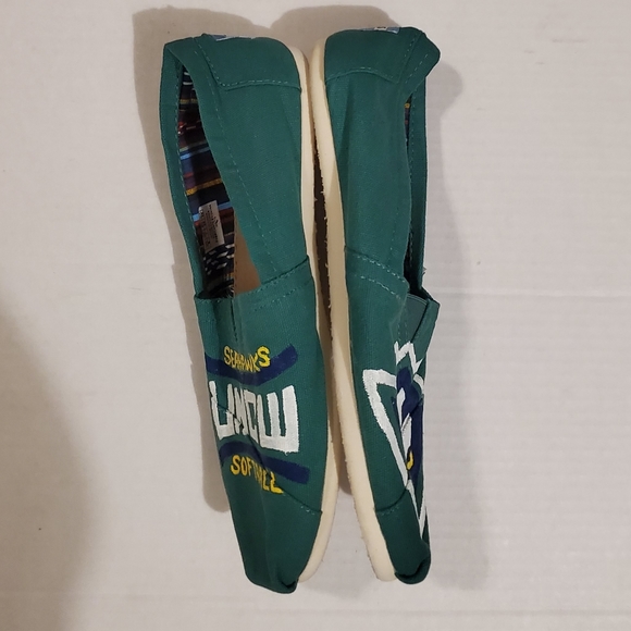 🔥SALE🔥NWOT! Toms Green UNCW College Custom Slip Ons 9 - Picture 7 of 11